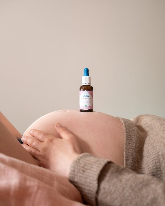 🤰 La grossesse est une période de profonds bouleversements émotionnels.
✨ 70 % des femmes enceintes ressentent de l’anxiété,
✨ 1 femme sur 5 souffre de symptômes dépressifs pendant la grossesse,
✨ 80 % se sentent plus sensibles ou émotives que d’habitude,
✨ 30 à 40 % vivent un stress prénatal important.
La grossesse transforme le corps... et le cœur.
Nous sommes heureux d’avoir formulé le composé floral GROSSESSE pour aider les futures mamans à harmoniser leurs émotions pendant cette période de changements. 
💧Prendre 4 gouttes ou 2 pulvérisations, dans un verre d’eau, 4 fois par jour, 
Pendant toute la durée de la grossesse si nécessaire.
Sources : Petrocchi, 2024 - Biaggi, 2020 - Pearson, 2009 - Asrat, 2024
#grossesse #femmeenceinte #émotions #équilibre #florithérapie #elixirsflorauxcontemporains #composéfloral #accompagnement #feminité